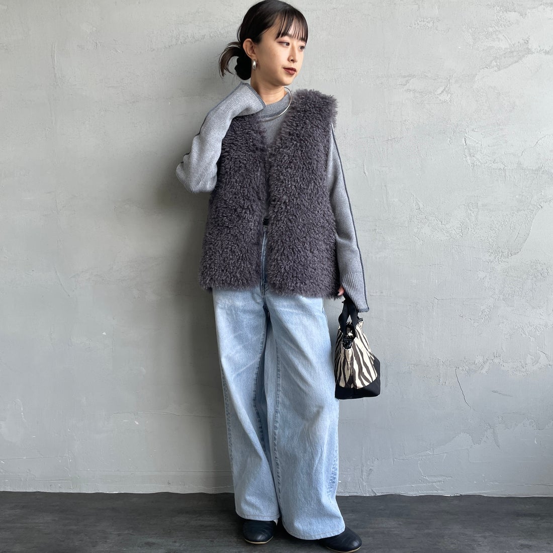 nenom [ネノム] ラメ配色ラインリブニット [NE24131024] 08 CHARCOA &&モデル身長：150cm 着用サイズ：F&&