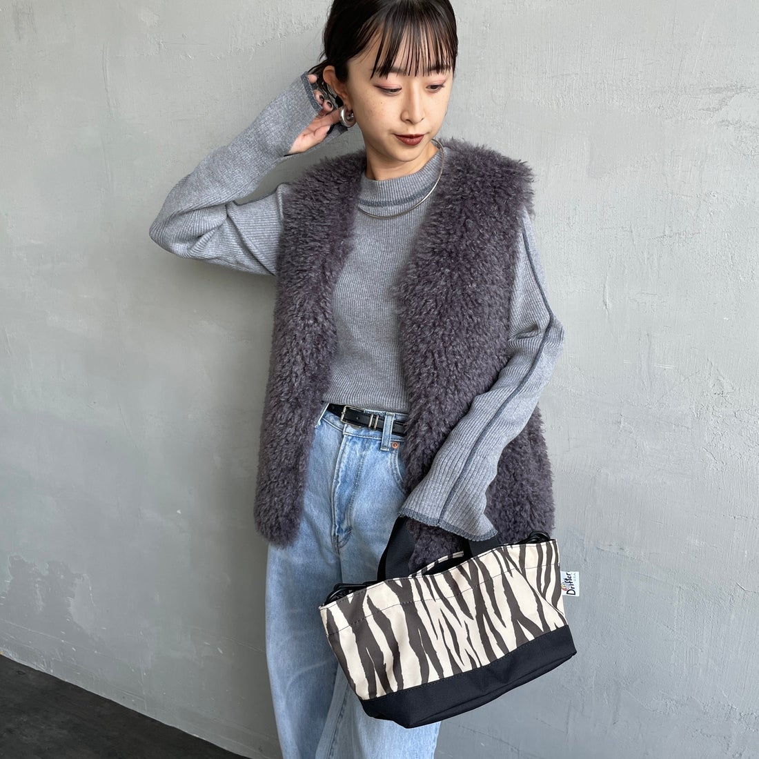 nenom [ネノム] ラメ配色ラインリブニット [NE24131024] 08 CHARCOA &&モデル身長：150cm 着用サイズ：F&&