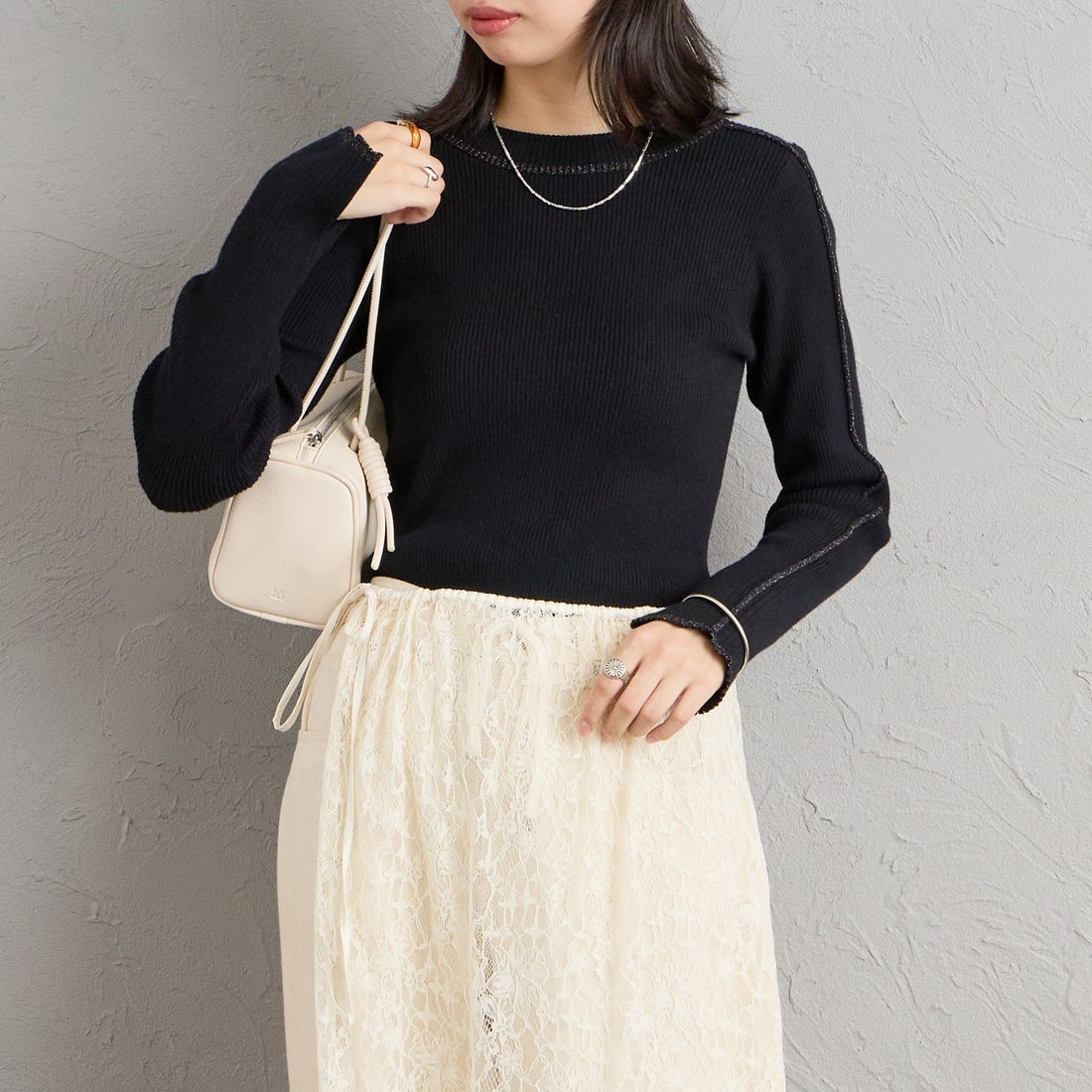 nenom [ネノム] ラメ配色ラインリブニット [NE24131024] 09 BLACK &&モデル身長：162cm 着用サイズ：F&&