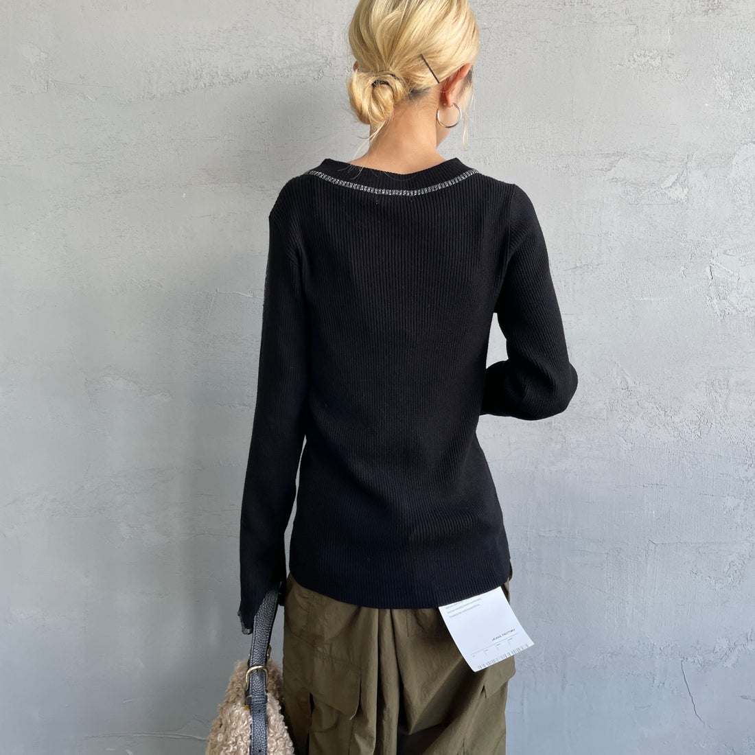 nenom [ネノム] ラメ配色ラインリブニット [NE24131024] 09 BLACK &&モデル身長：150cm 着用サイズ：F&&