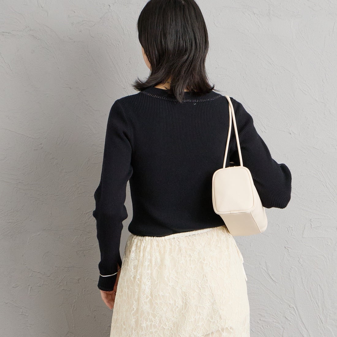 nenom [ネノム] ラメ配色ラインリブニット [NE24131024] 09 BLACK &&モデル身長：162cm 着用サイズ：F&&