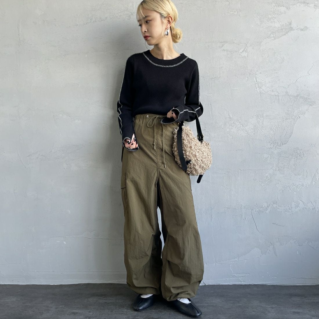 nenom [ネノム] ラメ配色ラインリブニット [NE24131024] 09 BLACK &&モデル身長：150cm 着用サイズ：F&&