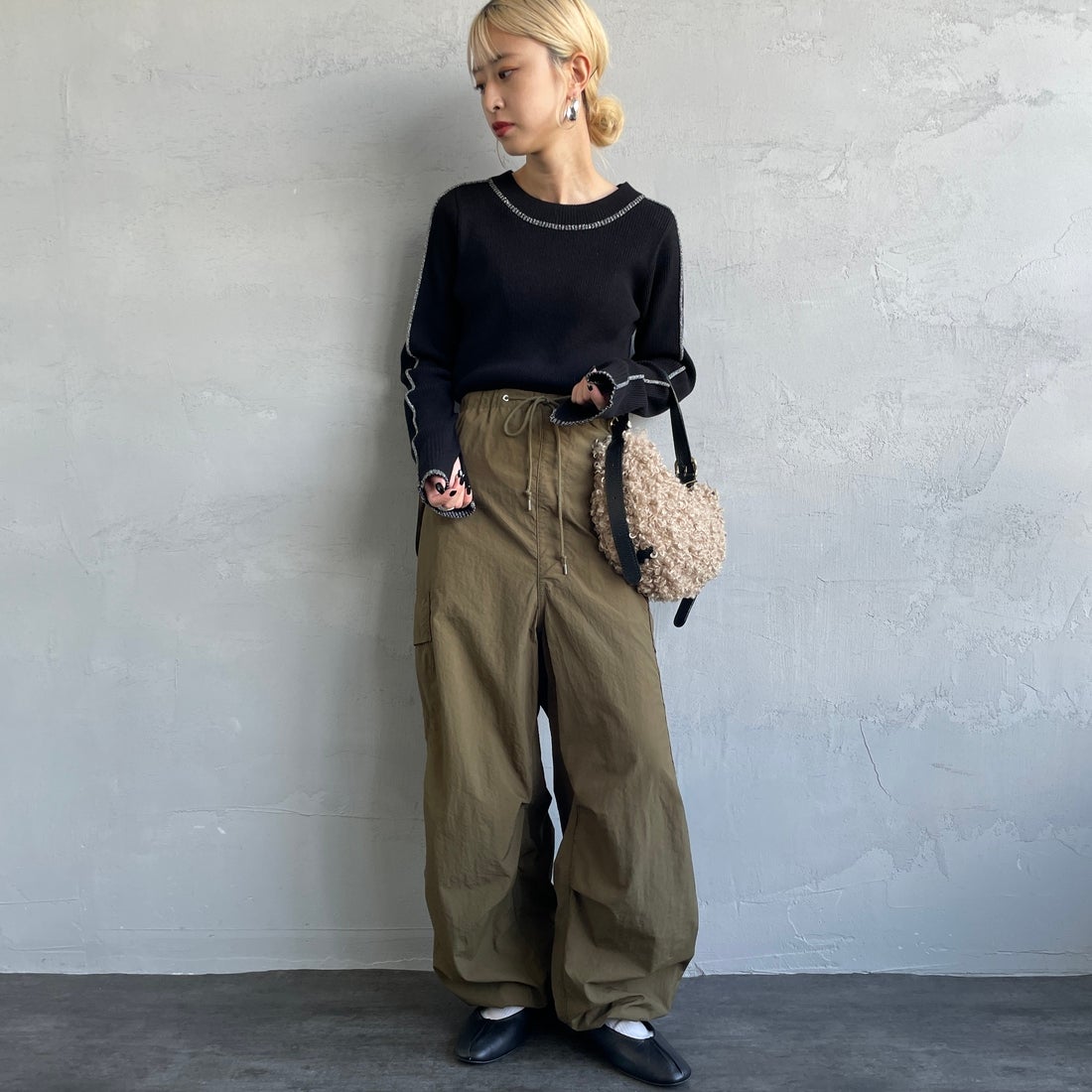 nenom [ネノム] ラメ配色ラインリブニット [NE24131024] 09 BLACK &&モデル身長：150cm 着用サイズ：F&&