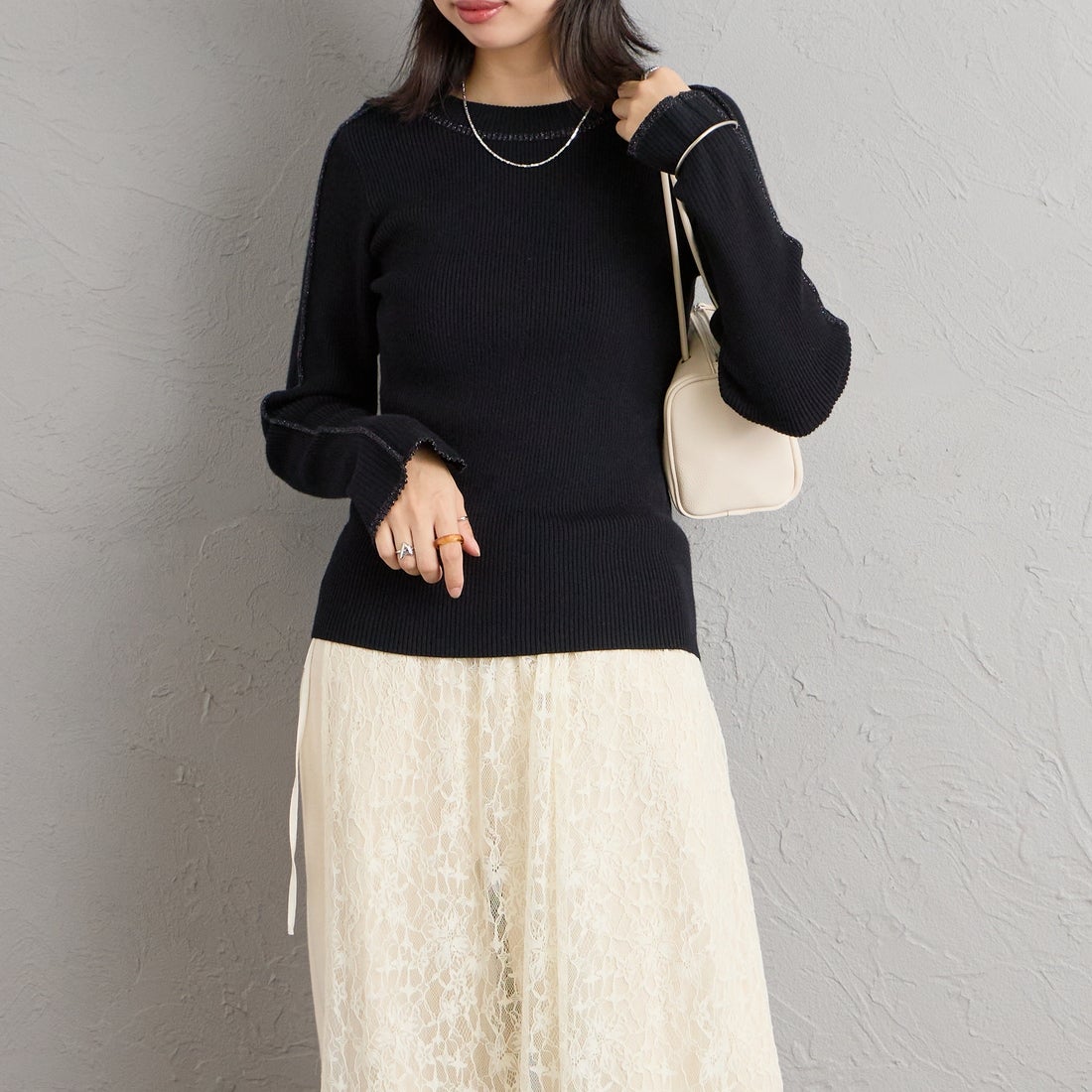 nenom [ネノム] ラメ配色ラインリブニット [NE24131024] 09 BLACK &&モデル身長：162cm 着用サイズ：F&&