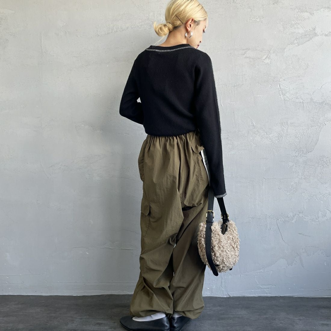 nenom [ネノム] ラメ配色ラインリブニット [NE24131024] 09 BLACK &&モデル身長：150cm 着用サイズ：F&&