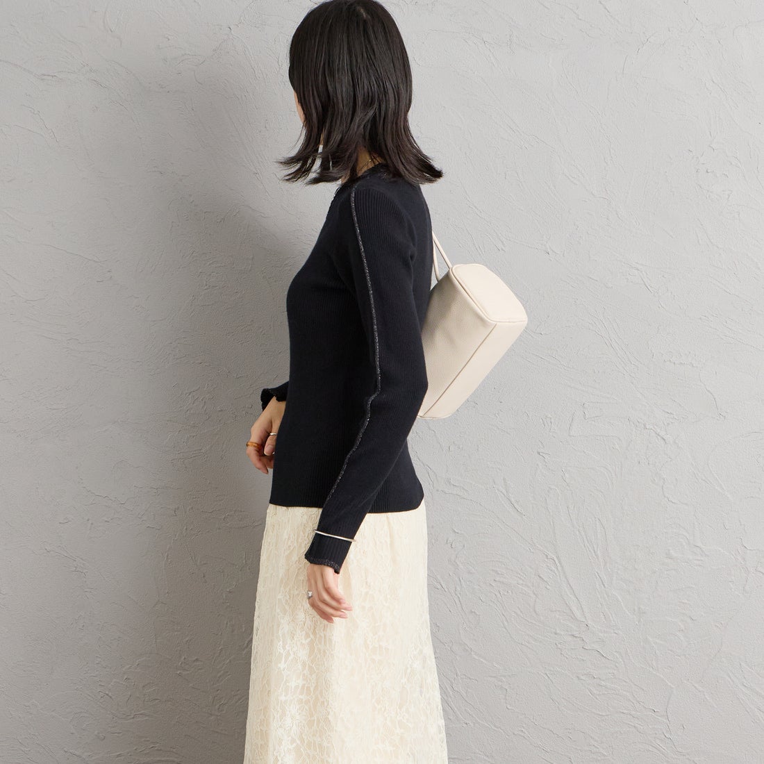 nenom [ネノム] ラメ配色ラインリブニット [NE24131024] 09 BLACK &&モデル身長：162cm 着用サイズ：F&&