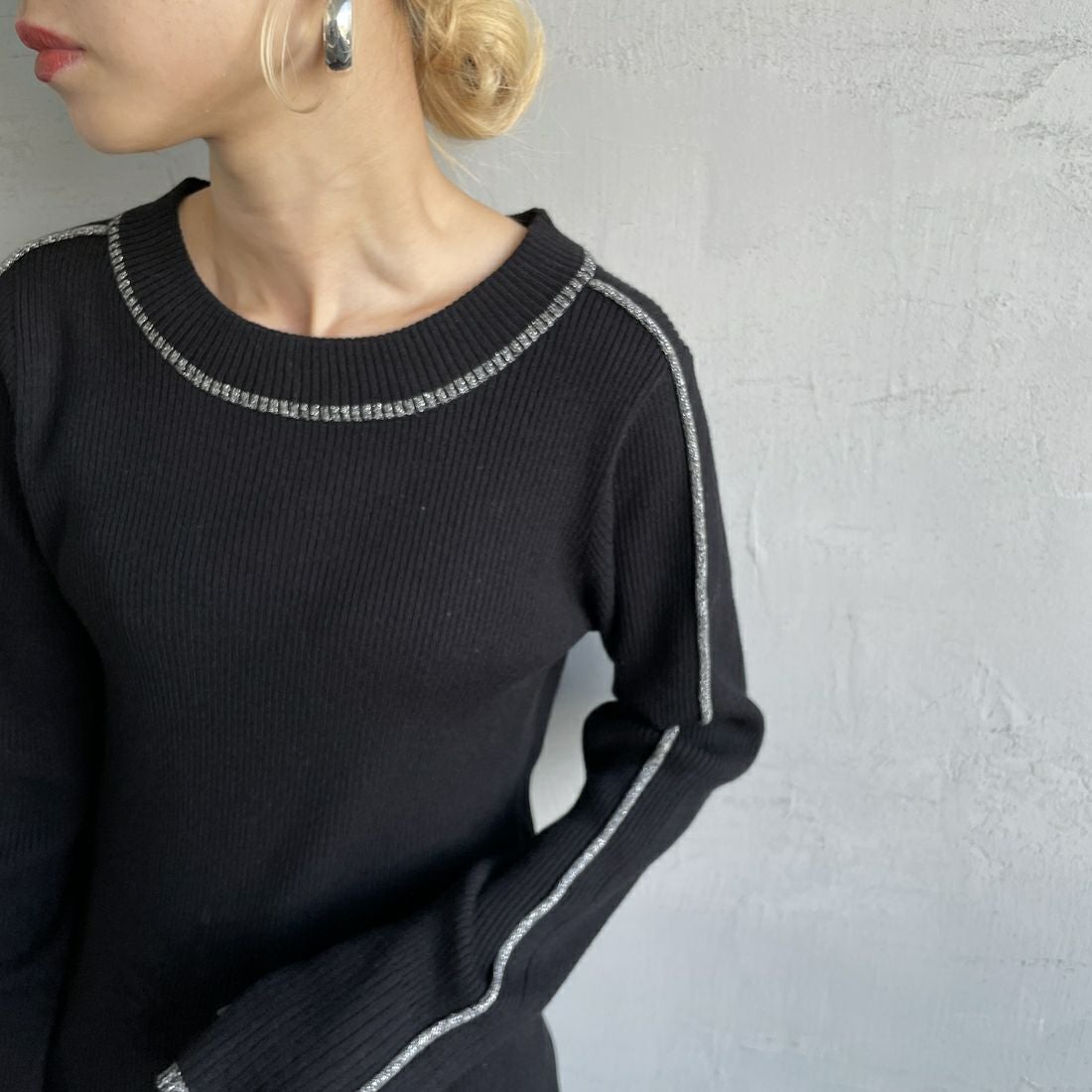 nenom [ネノム] ラメ配色ラインリブニット [NE24131024] 09 BLACK &&モデル身長：150cm 着用サイズ：F&&