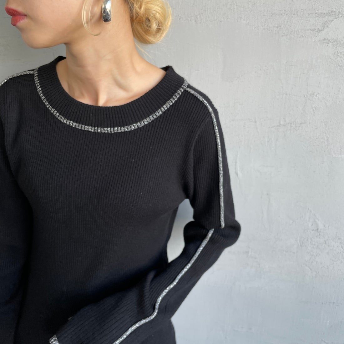 nenom [ネノム] ラメ配色ラインリブニット [NE24131024] 09 BLACK &&モデル身長：150cm 着用サイズ：F&&