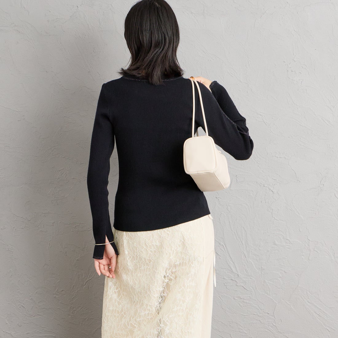 nenom [ネノム] ラメ配色ラインリブニット [NE24131024] 09 BLACK &&モデル身長：162cm 着用サイズ：F&&
