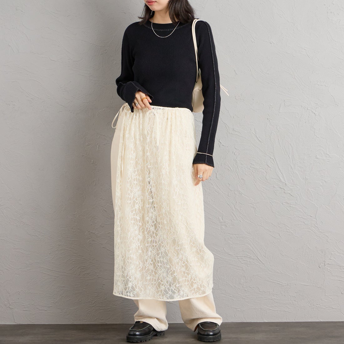 nenom [ネノム] ラメ配色ラインリブニット [NE24131024] 09 BLACK &&モデル身長：162cm 着用サイズ：F&&