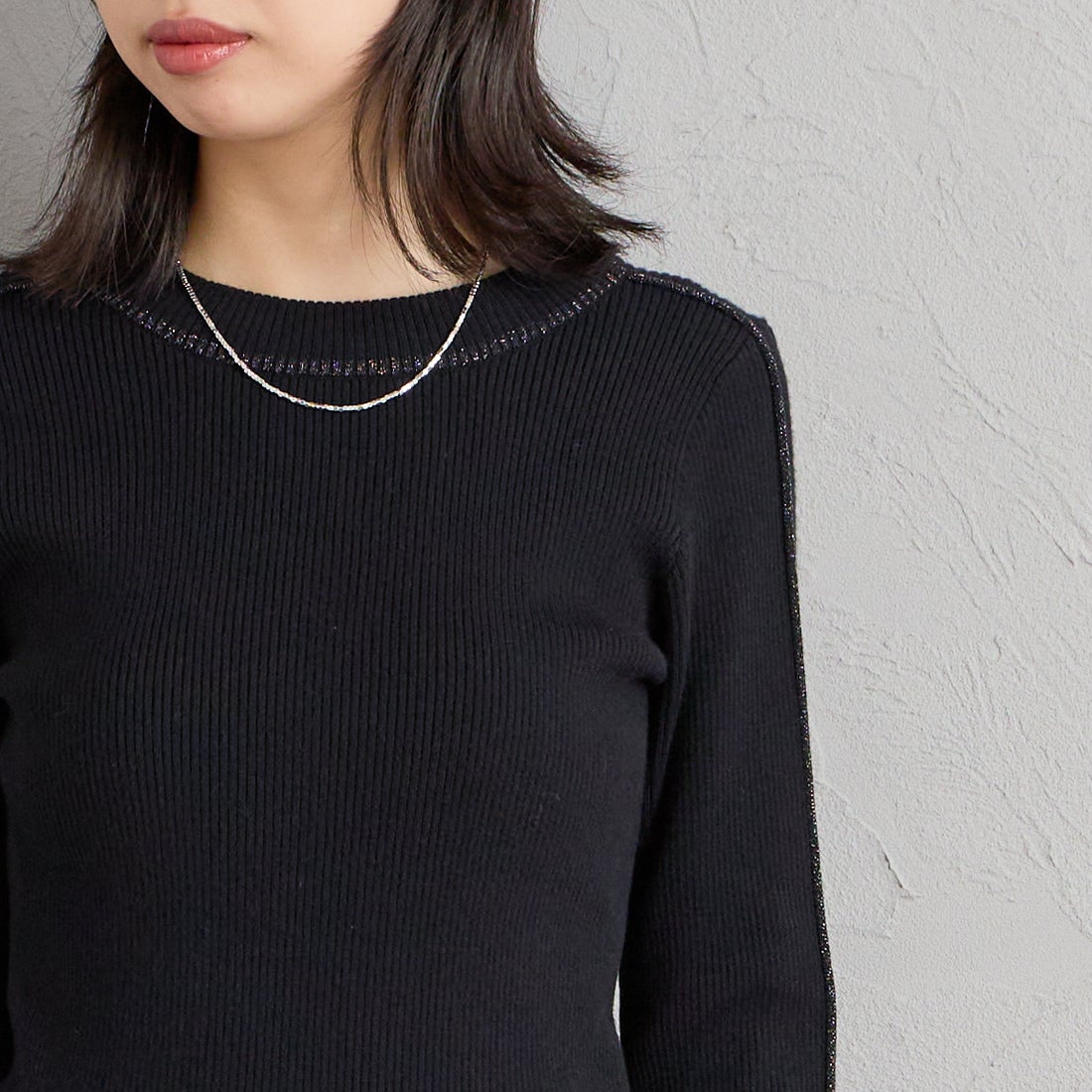 nenom [ネノム] ラメ配色ラインリブニット [NE24131024] 09 BLACK &&モデル身長：162cm 着用サイズ：F&&