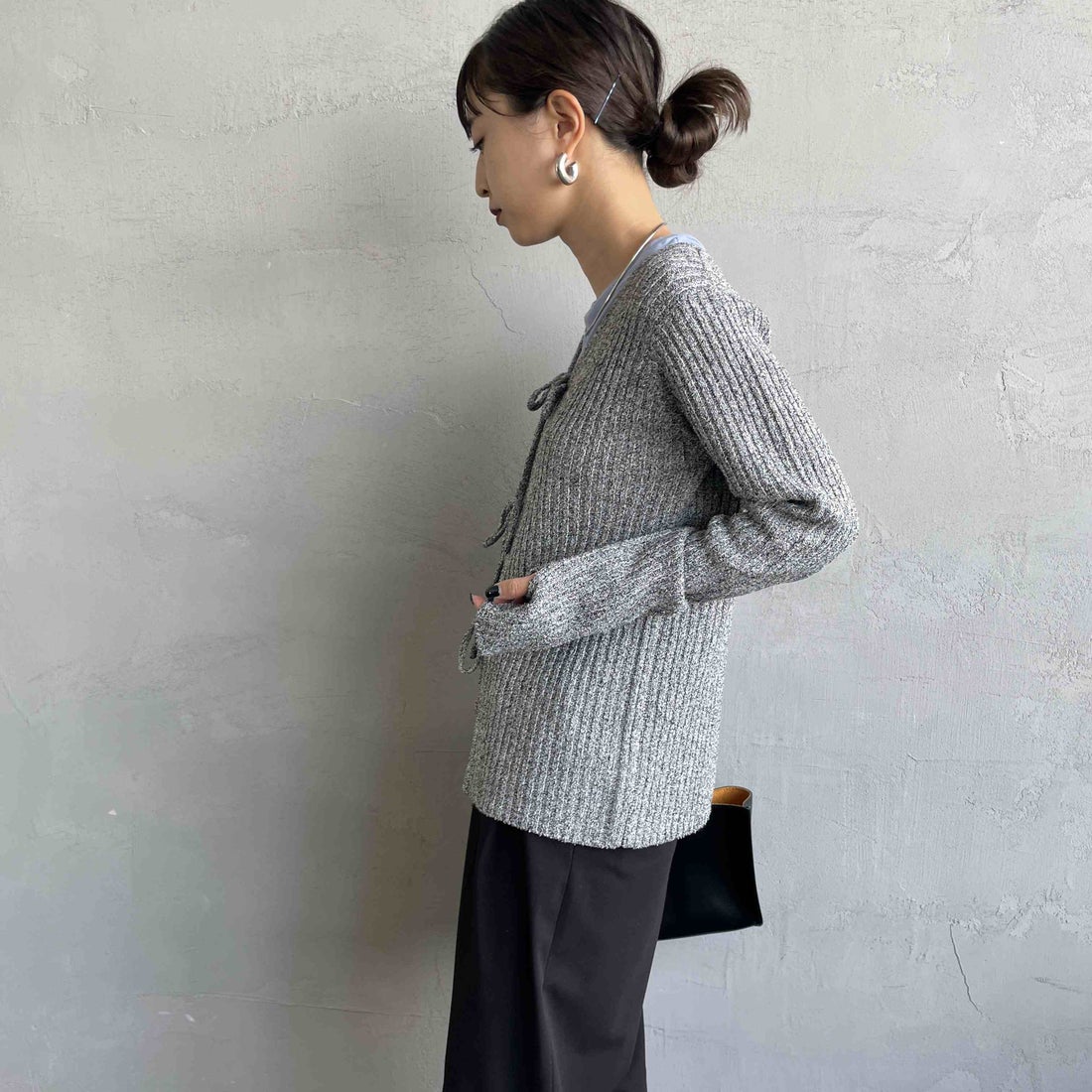 nenom [ネノム] 2WAY メランジリボンニットカーディガン [NE25131026] 09 BLACK &&モデル身長：150cm 着用サイズ：F&&