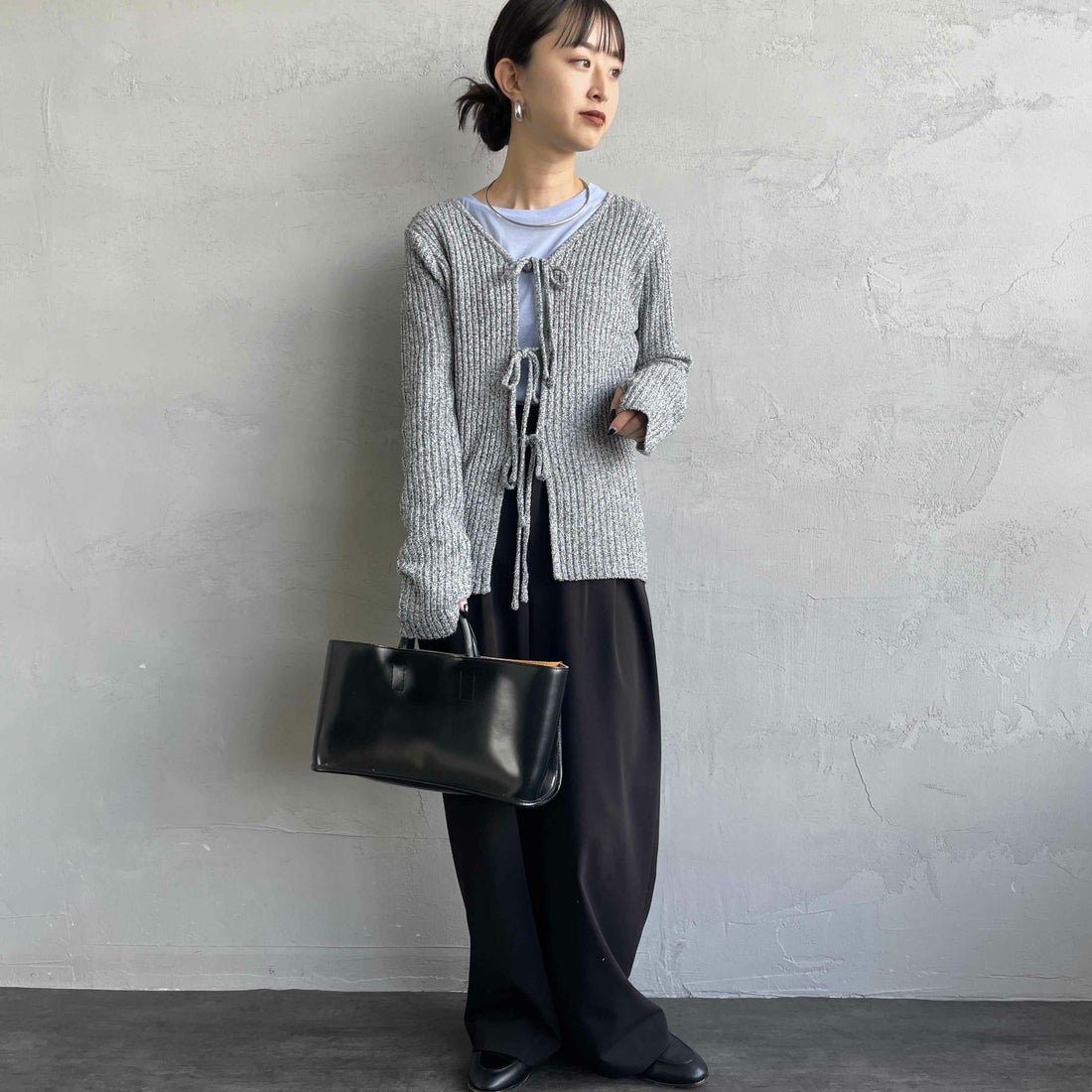 nenom [ネノム] 2WAY メランジリボンニットカーディガン [NE25131026] 09 BLACK &&モデル身長：150cm 着用サイズ：F&&