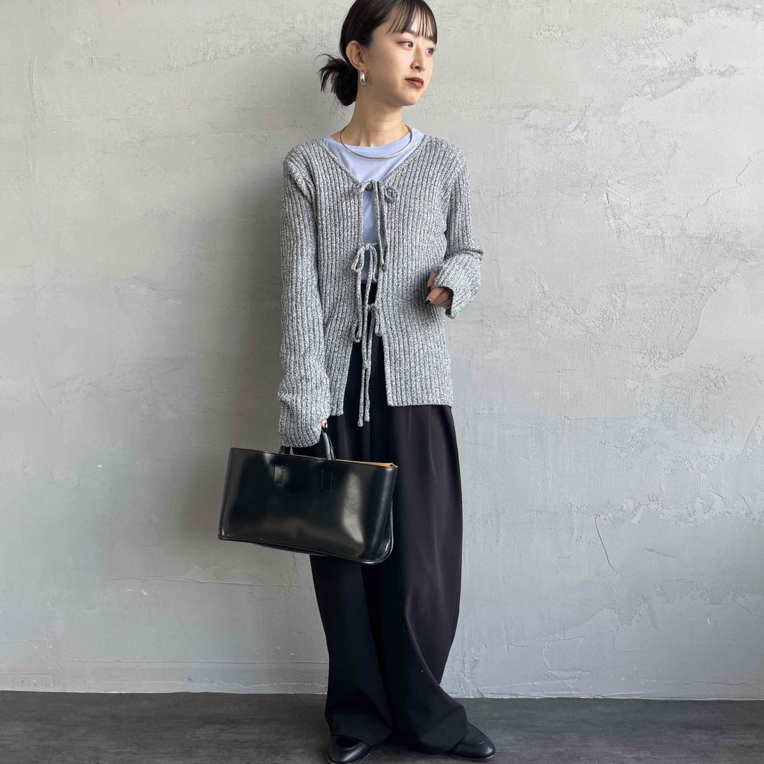 nenom [ネノム] 2WAY メランジリボンニットカーディガン [NE25131026] 09 BLACK &&モデル身長：150cm 着用サイズ：F&&