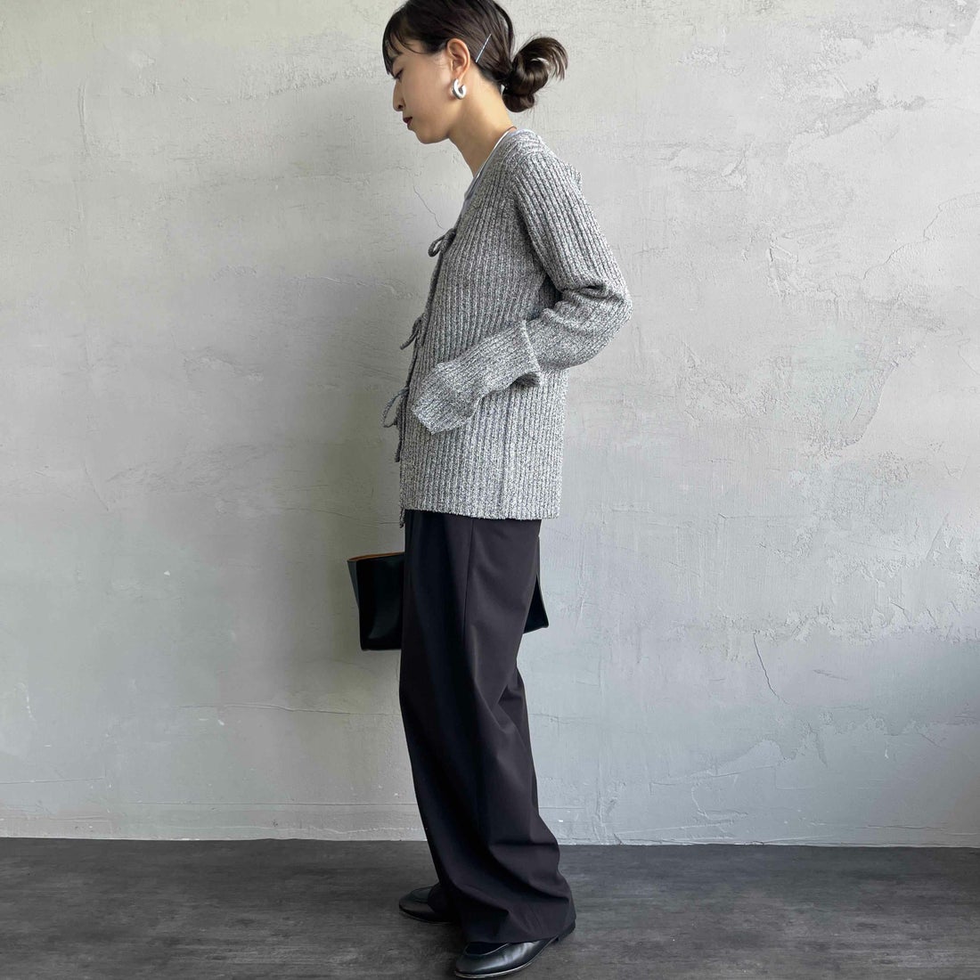 nenom [ネノム] 2WAY メランジリボンニットカーディガン [NE25131026] 09 BLACK &&モデル身長：150cm 着用サイズ：F&&