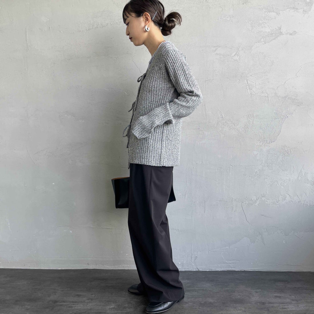 nenom [ネノム] 2WAY メランジリボンニットカーディガン [NE25131026] 09 BLACK &&モデル身長：150cm 着用サイズ：F&&