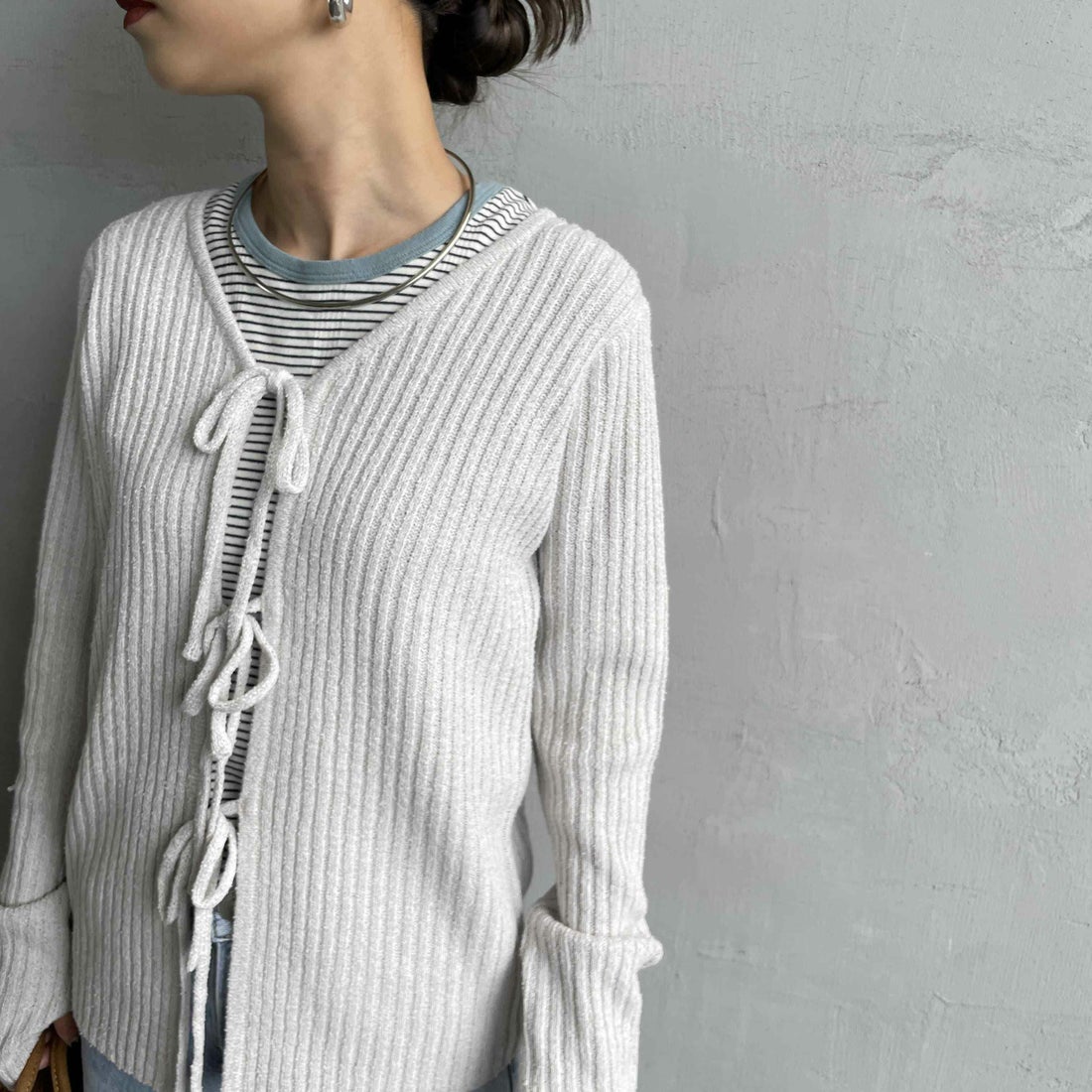 nenom [ネノム] 2WAY メランジリボンニットカーディガン [NE25131026] 23 GREIGE &&モデル身長：150cm 着用サイズ：F&&