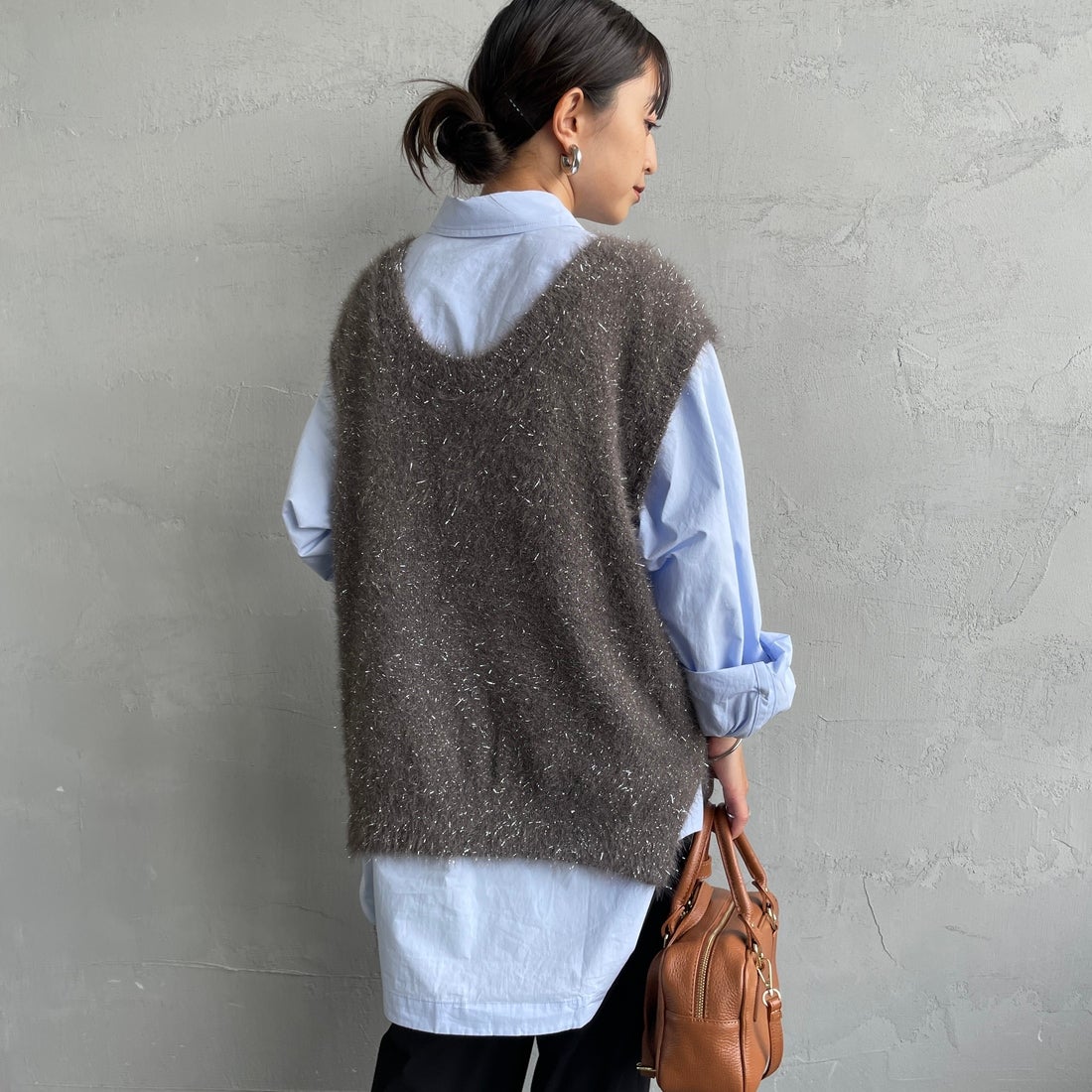 nenom [ネノム] 2WAYラメシャギーニットベスト [NE25131032] 08 CHARCOA &&モデル身長：150cm 着用サイズ：F&&