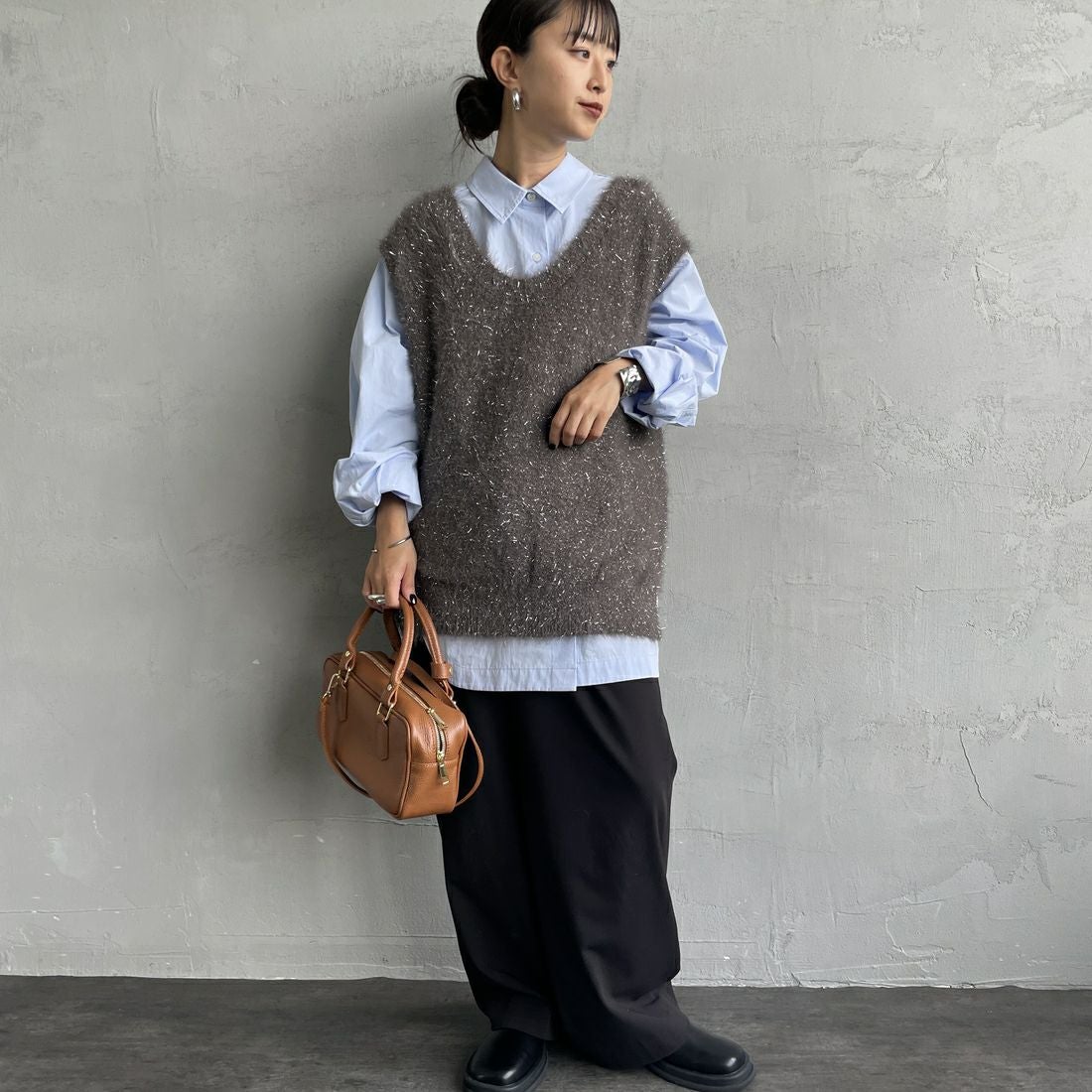 nenom [ネノム] 2WAYラメシャギーニットベスト [NE25131032] 08 CHARCOA &&モデル身長：150cm 着用サイズ：F&&