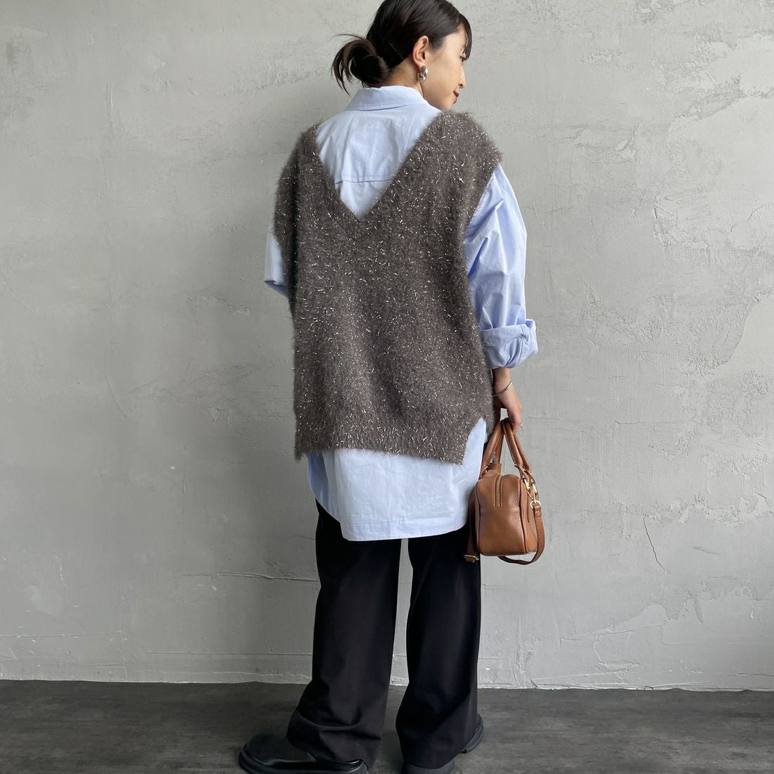 nenom [ネノム] 2WAYラメシャギーニットベスト [NE25131032] 08 CHARCOA &&モデル身長：150cm 着用サイズ：F&&