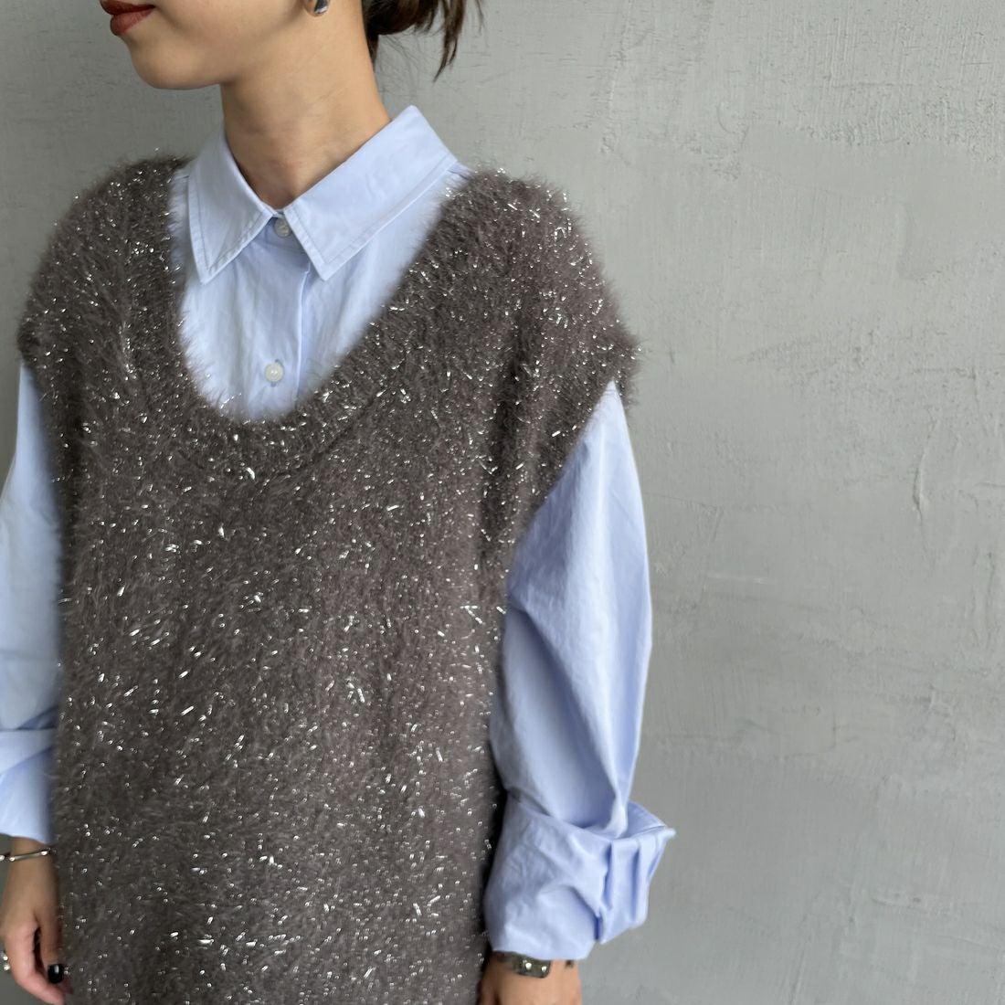 nenom [ネノム] 2WAYラメシャギーニットベスト [NE25131032] 08 CHARCOA &&モデル身長：150cm 着用サイズ：F&&