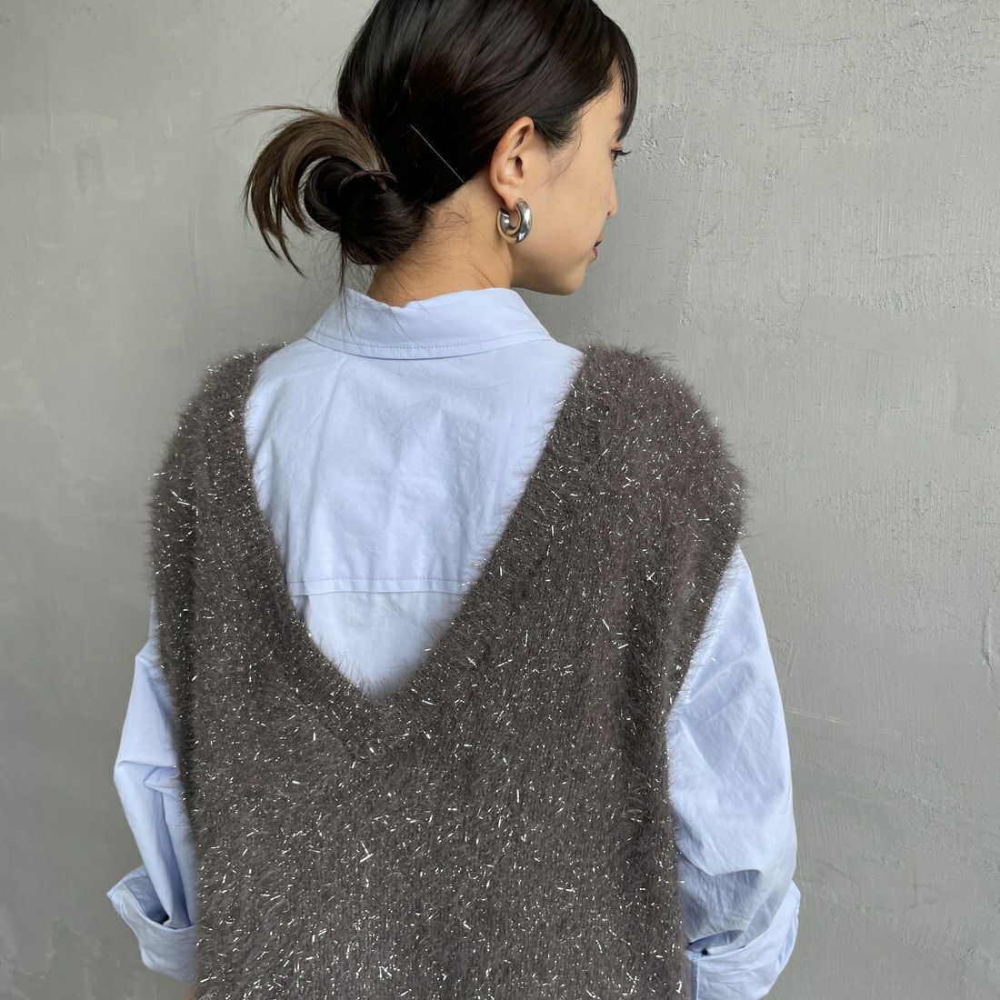 nenom [ネノム] 2WAYラメシャギーニットベスト [NE25131032] 08 CHARCOA &&モデル身長：150cm 着用サイズ：F&&