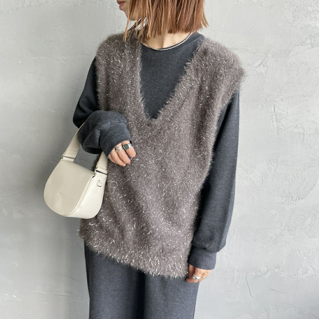 nenom [ネノム] 2WAYラメシャギーニットベスト [NE25131032] 08 CHARCOA &&モデル身長：158cm 着用サイズ：F&&