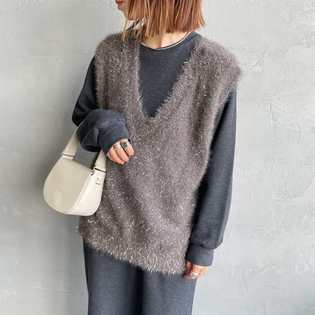 nenom [ネノム] 2WAYラメシャギーニットベスト [NE25131032] 08 CHARCOA &&モデル身長：158cm 着用サイズ：F&&