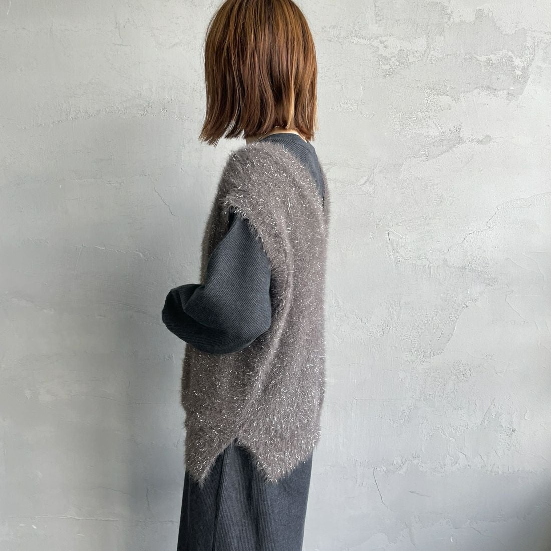nenom [ネノム] 2WAYラメシャギーニットベスト [NE25131032] 08 CHARCOA &&モデル身長：158cm 着用サイズ：F&&