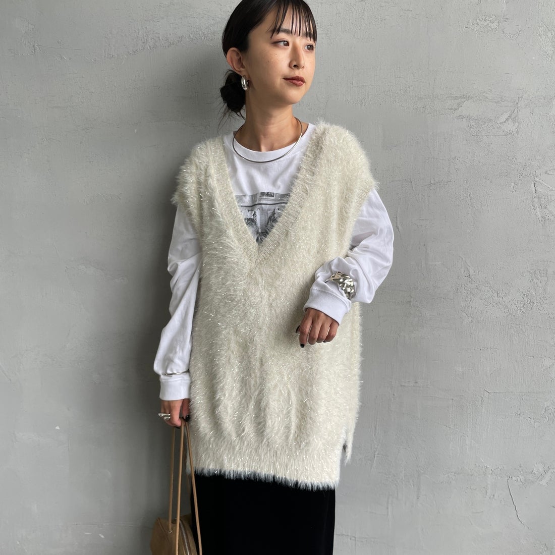 nenom [ネノム] 2WAYラメシャギーニットベスト [NE25131032] 21 IVORY &&モデル身長：150cm 着用サイズ：F&&