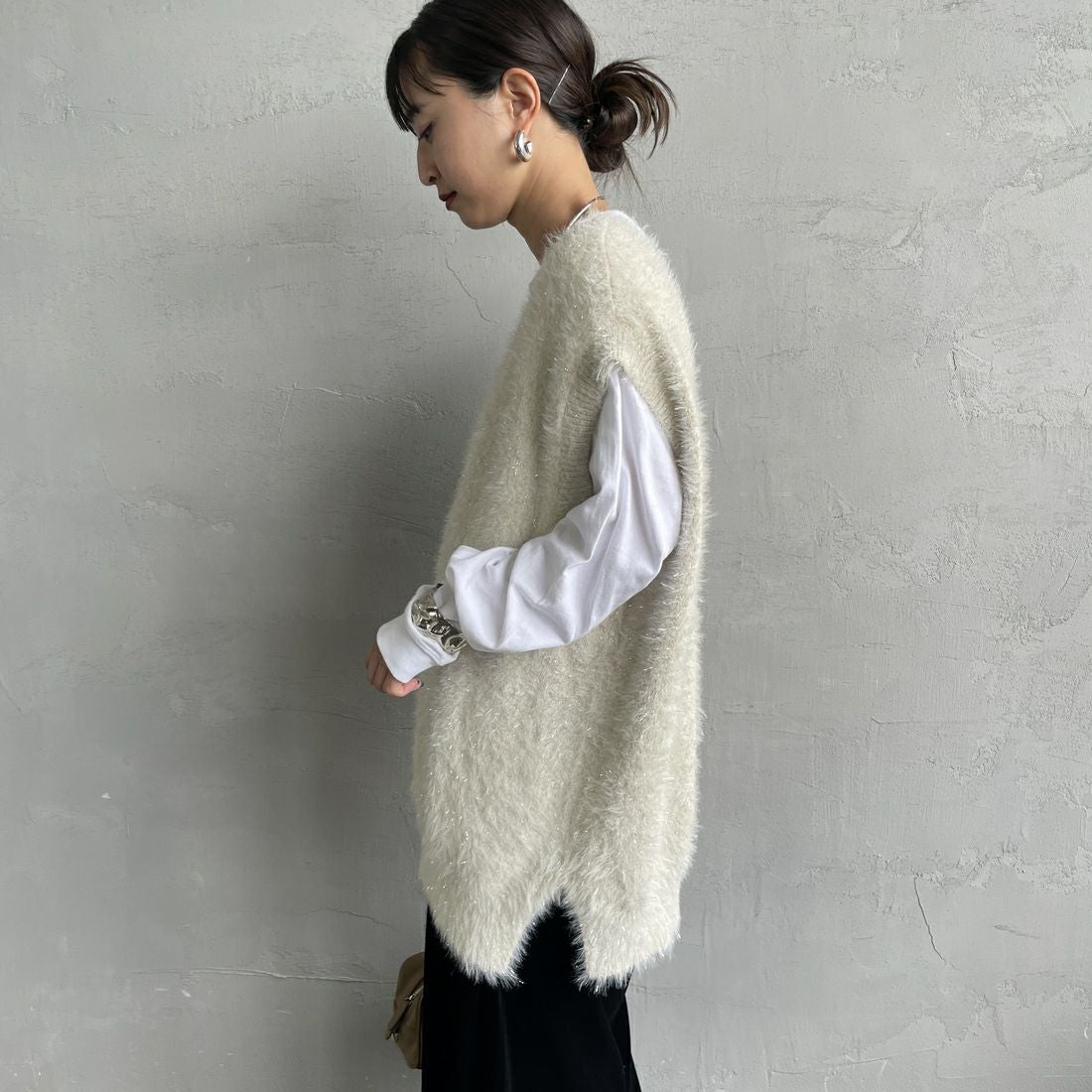 nenom [ネノム] 2WAYラメシャギーニットベスト [NE25131032] 21 IVORY &&モデル身長：150cm 着用サイズ：F&&