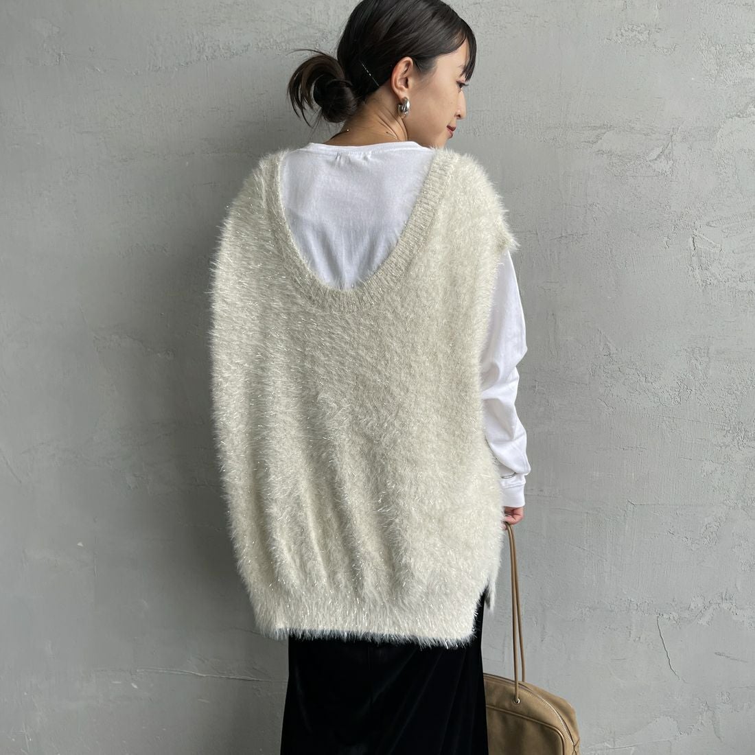 nenom [ネノム] 2WAYラメシャギーニットベスト [NE25131032] 21 IVORY &&モデル身長：150cm 着用サイズ：F&&