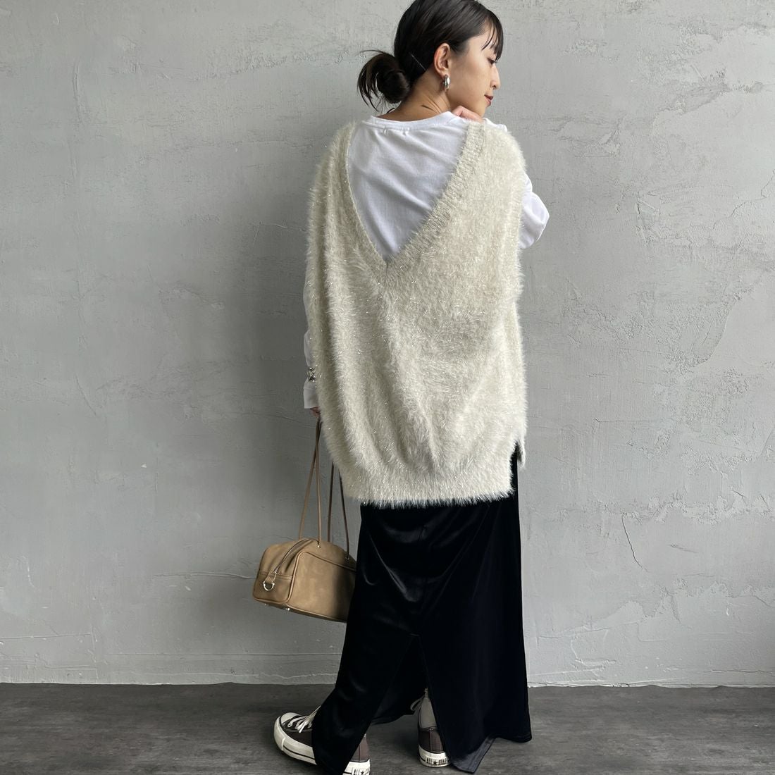 nenom [ネノム] 2WAYラメシャギーニットベスト [NE25131032] 21 IVORY &&モデル身長：150cm 着用サイズ：F&&