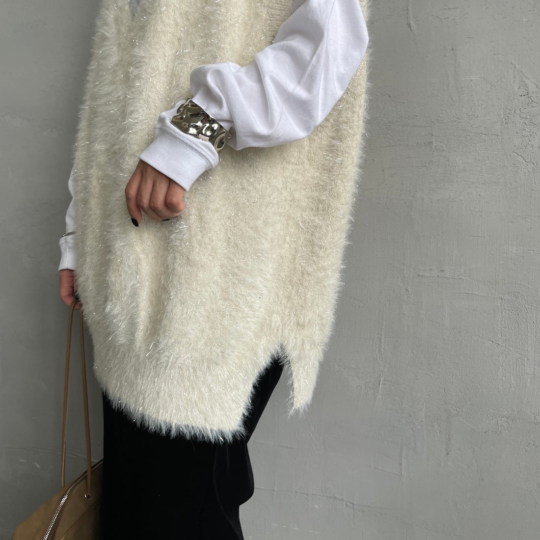 nenom [ネノム] 2WAYラメシャギーニットベスト [NE25131032] 21 IVORY &&モデル身長：150cm 着用サイズ：F&&