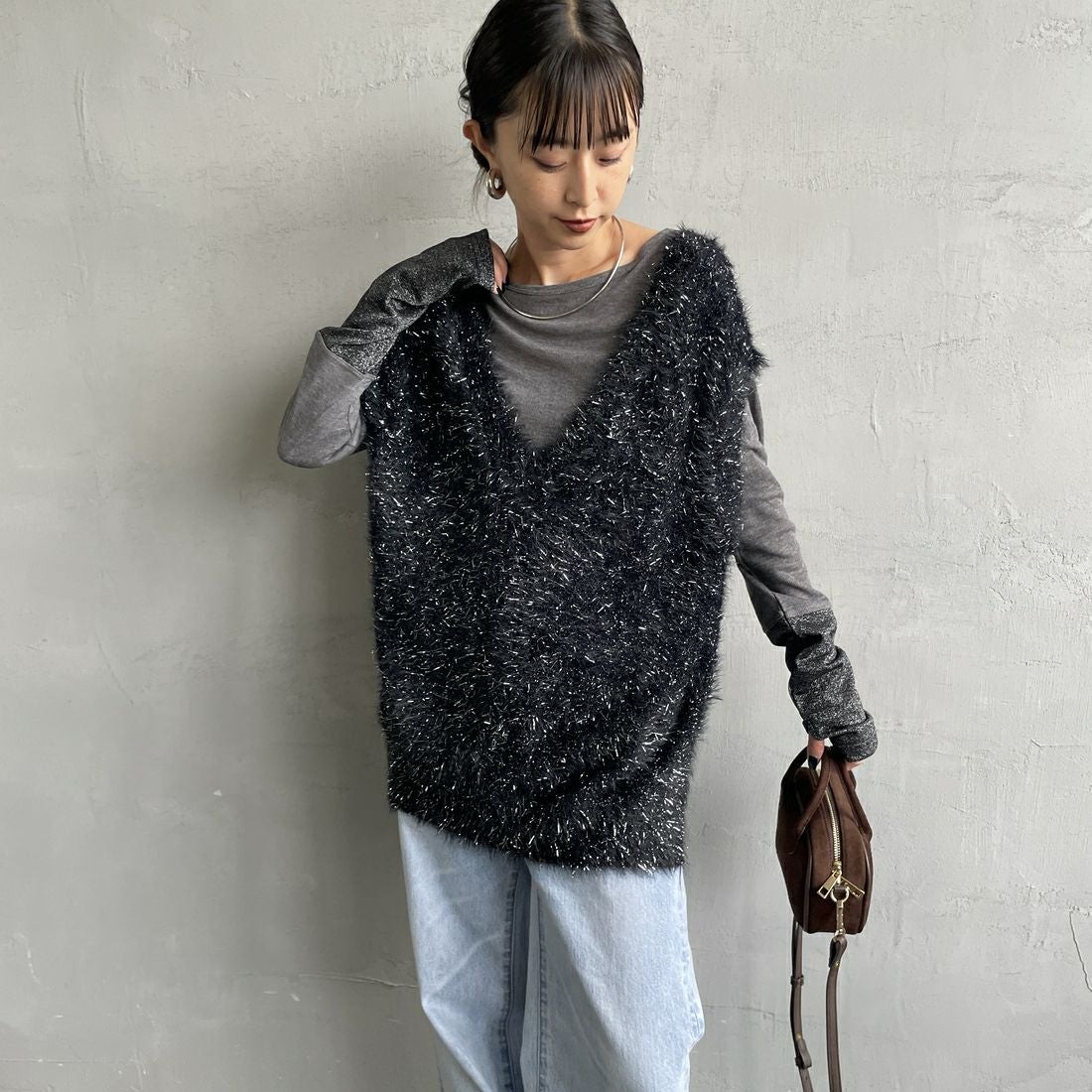 nenom [ネノム] 2WAYラメシャギーニットベスト [NE25131032] 09 BLACK &&モデル身長：150cm 着用サイズ：F&&