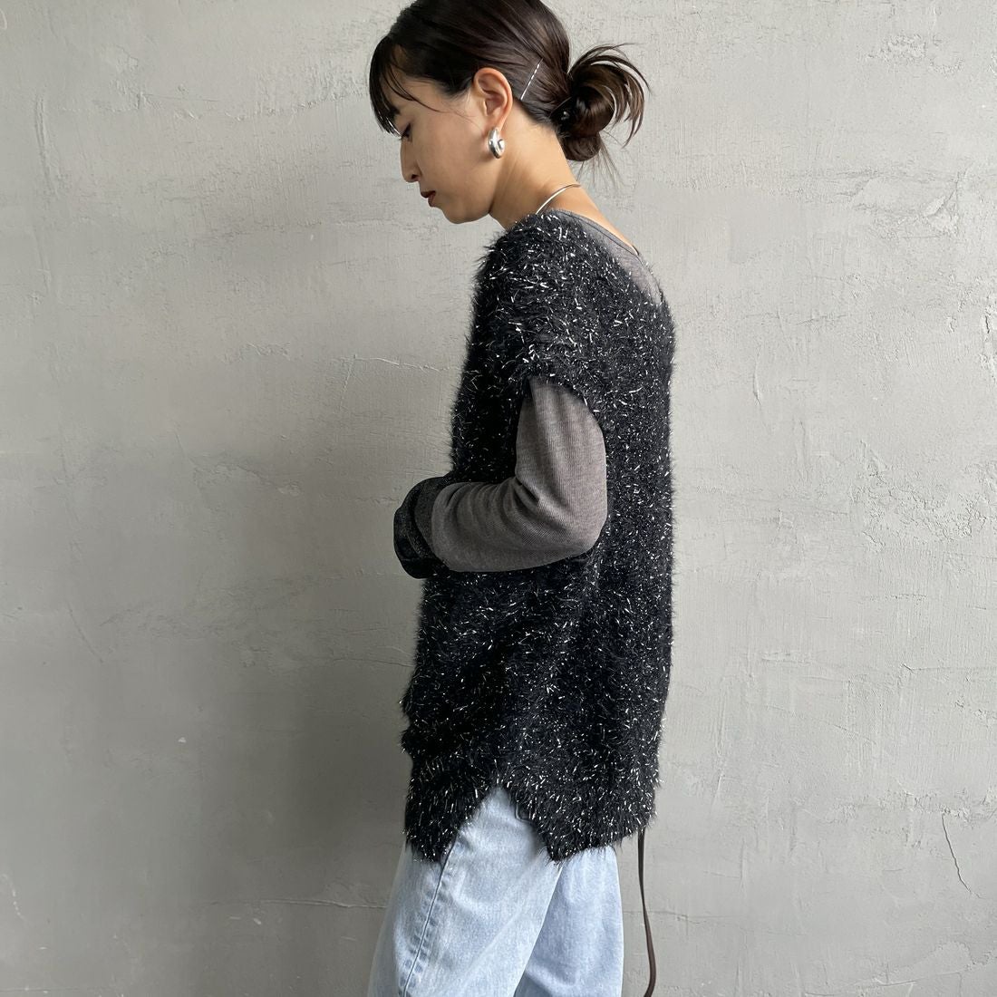 nenom [ネノム] 2WAYラメシャギーニットベスト [NE25131032] 09 BLACK &&モデル身長：150cm 着用サイズ：F&&