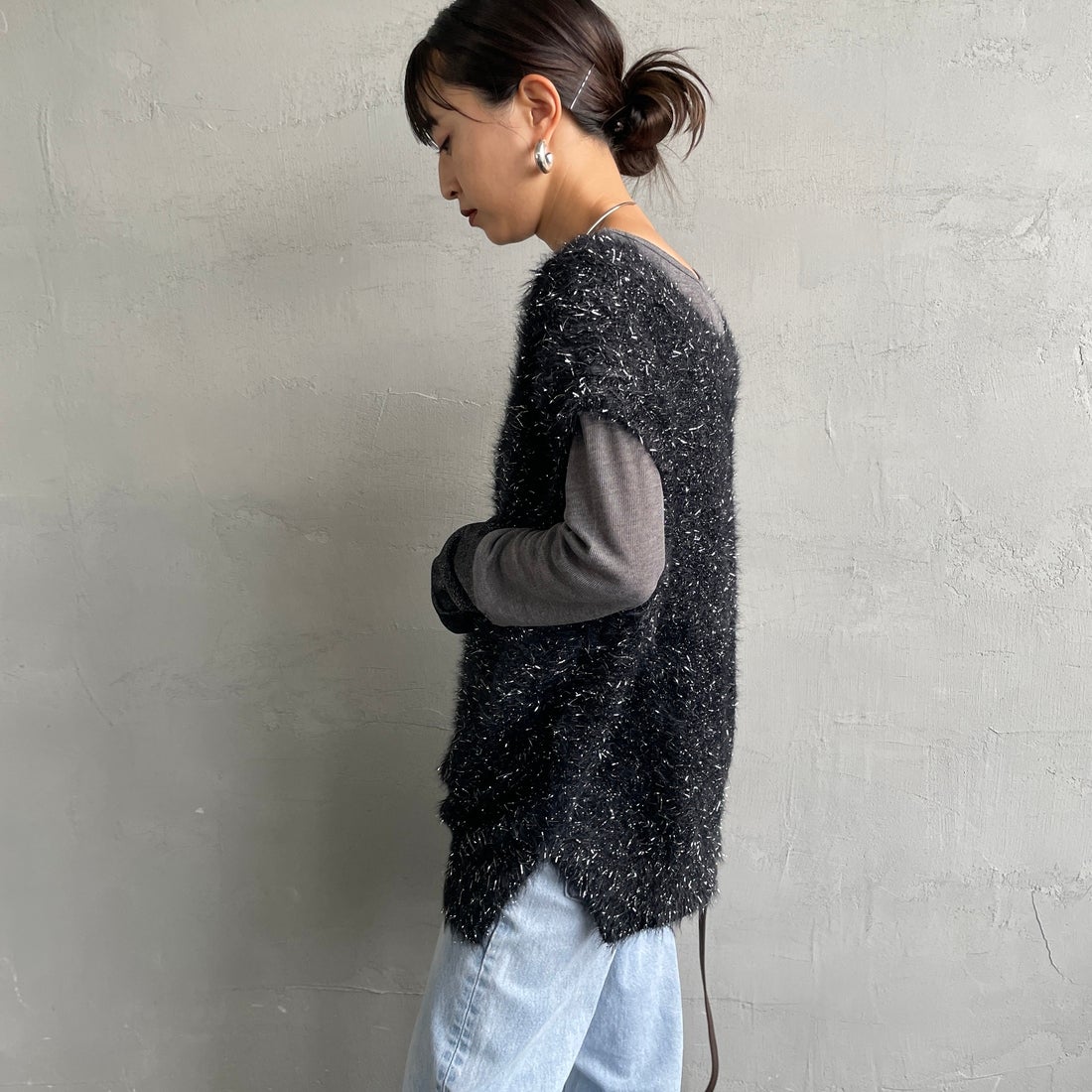 nenom [ネノム] 2WAYラメシャギーニットベスト [NE25131032] 09 BLACK &&モデル身長：150cm 着用サイズ：F&&