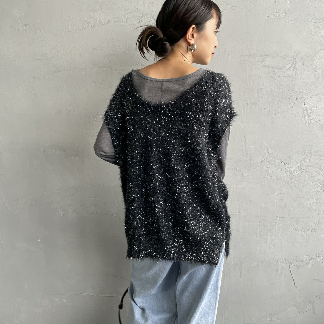 nenom [ネノム] 2WAYラメシャギーニットベスト [NE25131032] 09 BLACK &&モデル身長：150cm 着用サイズ：F&&