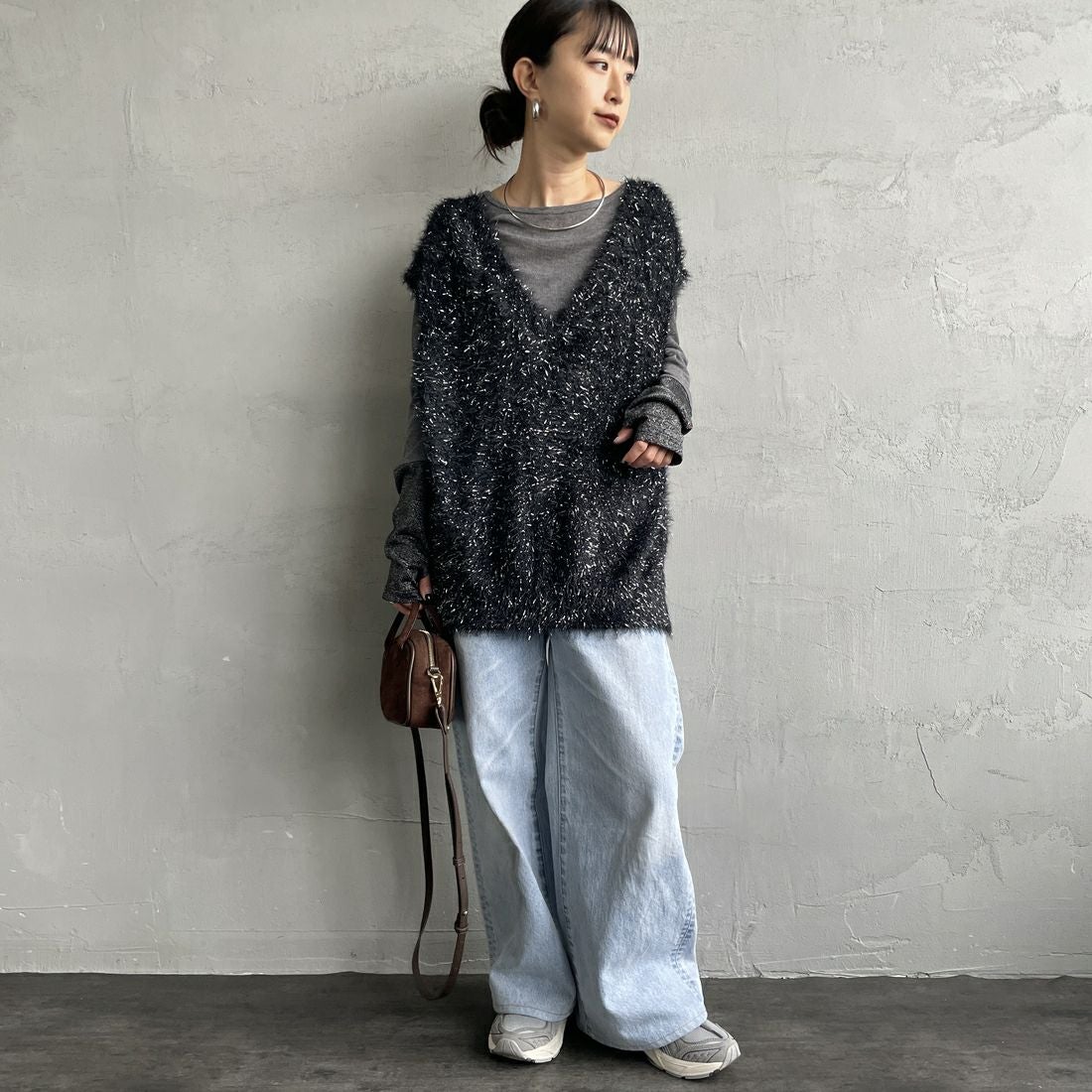 nenom [ネノム] 2WAYラメシャギーニットベスト [NE25131032] 09 BLACK &&モデル身長：150cm 着用サイズ：F&&