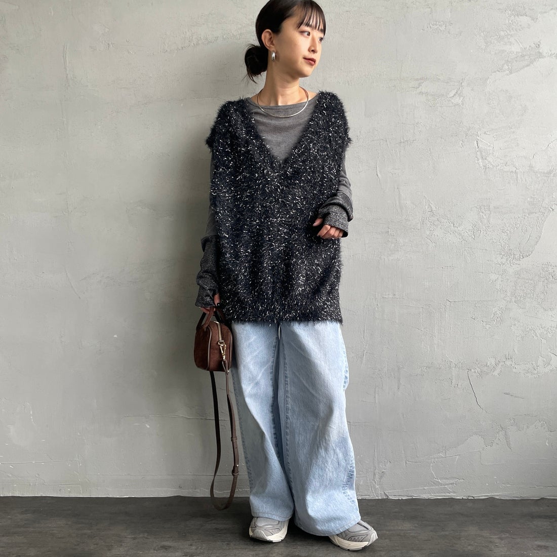 nenom [ネノム] 2WAYラメシャギーニットベスト [NE25131032] 09 BLACK &&モデル身長：150cm 着用サイズ：F&&