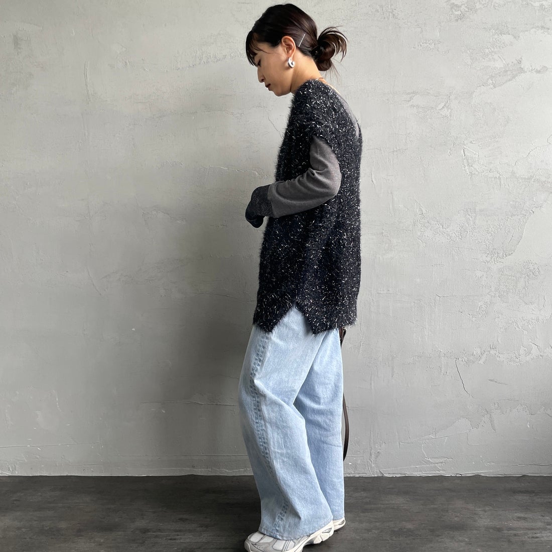 nenom [ネノム] 2WAYラメシャギーニットベスト [NE25131032] 09 BLACK &&モデル身長：150cm 着用サイズ：F&&