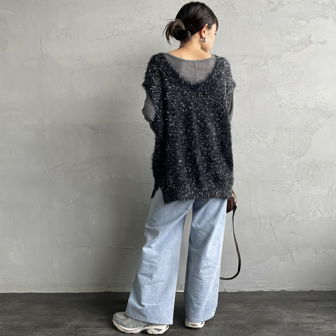 nenom [ネノム] 2WAYラメシャギーニットベスト [NE25131032] 09 BLACK &&モデル身長：150cm 着用サイズ：F&&