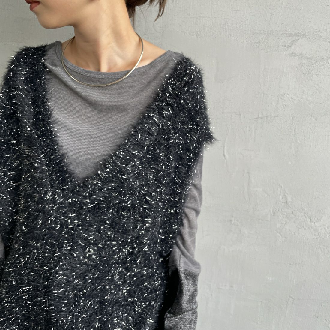 nenom [ネノム] 2WAYラメシャギーニットベスト [NE25131032] 09 BLACK &&モデル身長：150cm 着用サイズ：F&&