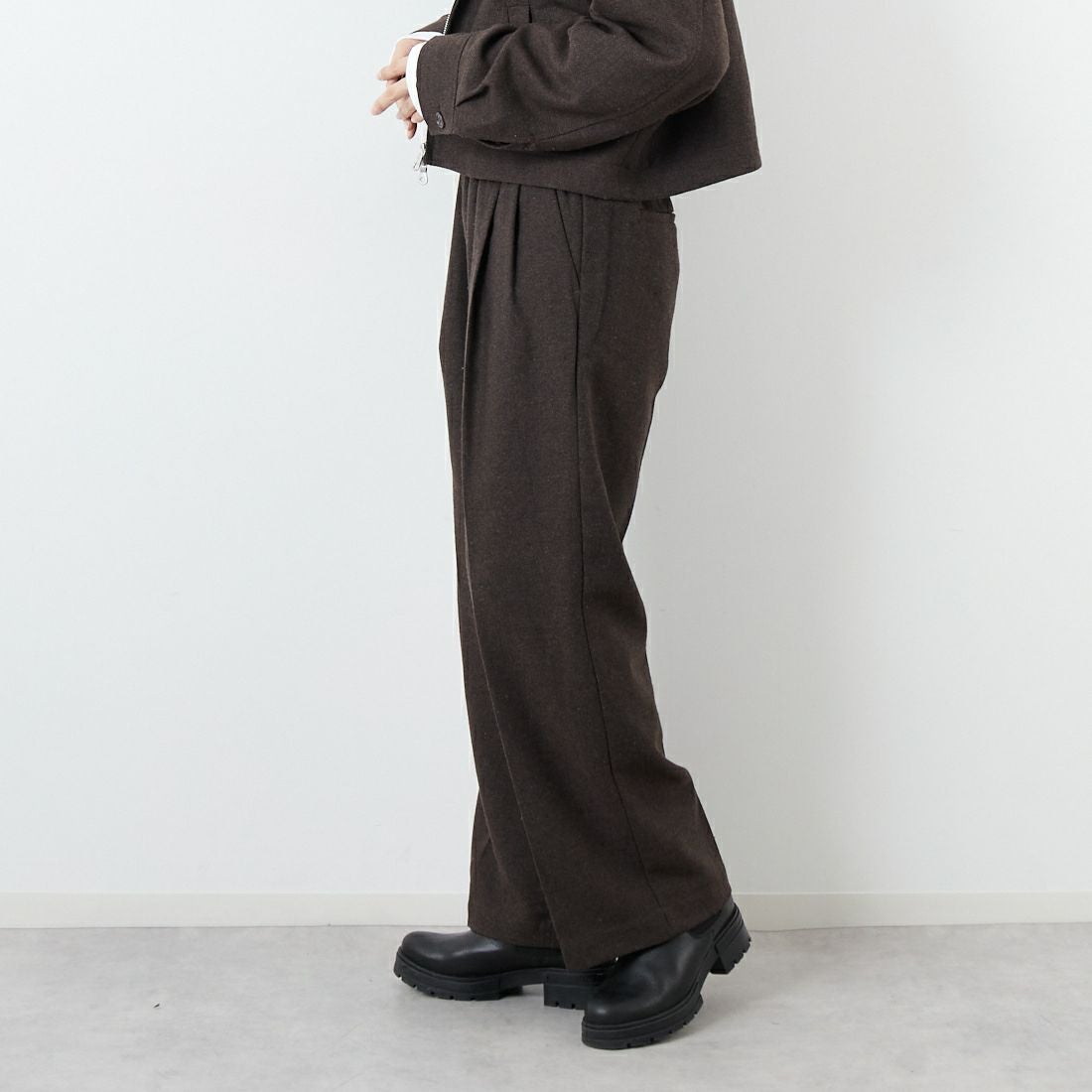 Noir Fabrik [ヌワールファブリック] イージーフレアパンツ [IN16-PT-5] BROWN &&モデル身長：162cm 着用サイズ：S&&