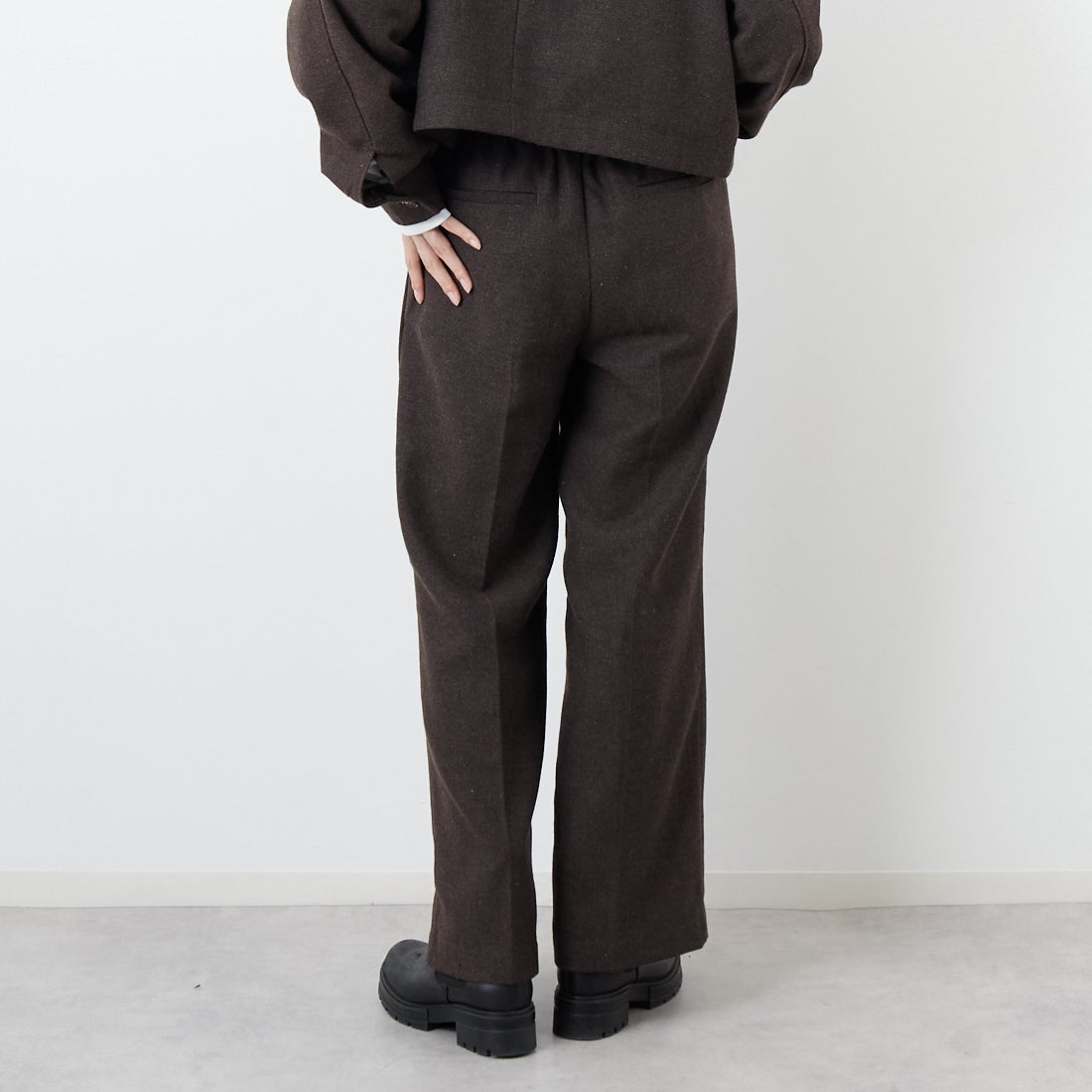 Noir Fabrik [ヌワールファブリック] イージーフレアパンツ [IN16-PT-5] BROWN &&モデル身長：162cm 着用サイズ：S&&