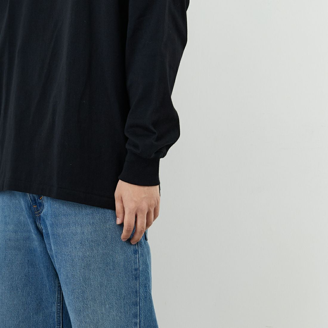 Hanes [ヘインズ] KURO クルーネックロングスリーブTシャツ [HM4-C201] 090 ﾌﾞﾗｯｸ &&モデル身長：179cm 着用サイズ：XL&&