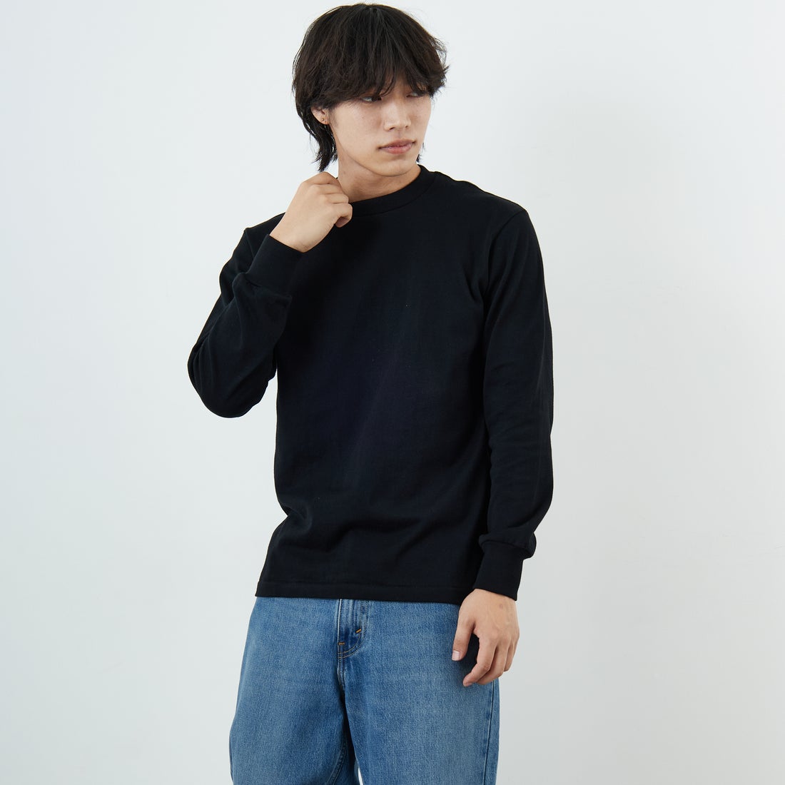 Hanes [ヘインズ] KURO クルーネックロングスリーブTシャツ [HM4-C201] 090 ﾌﾞﾗｯｸ &&モデル身長：179cm 着用サイズ：M&&