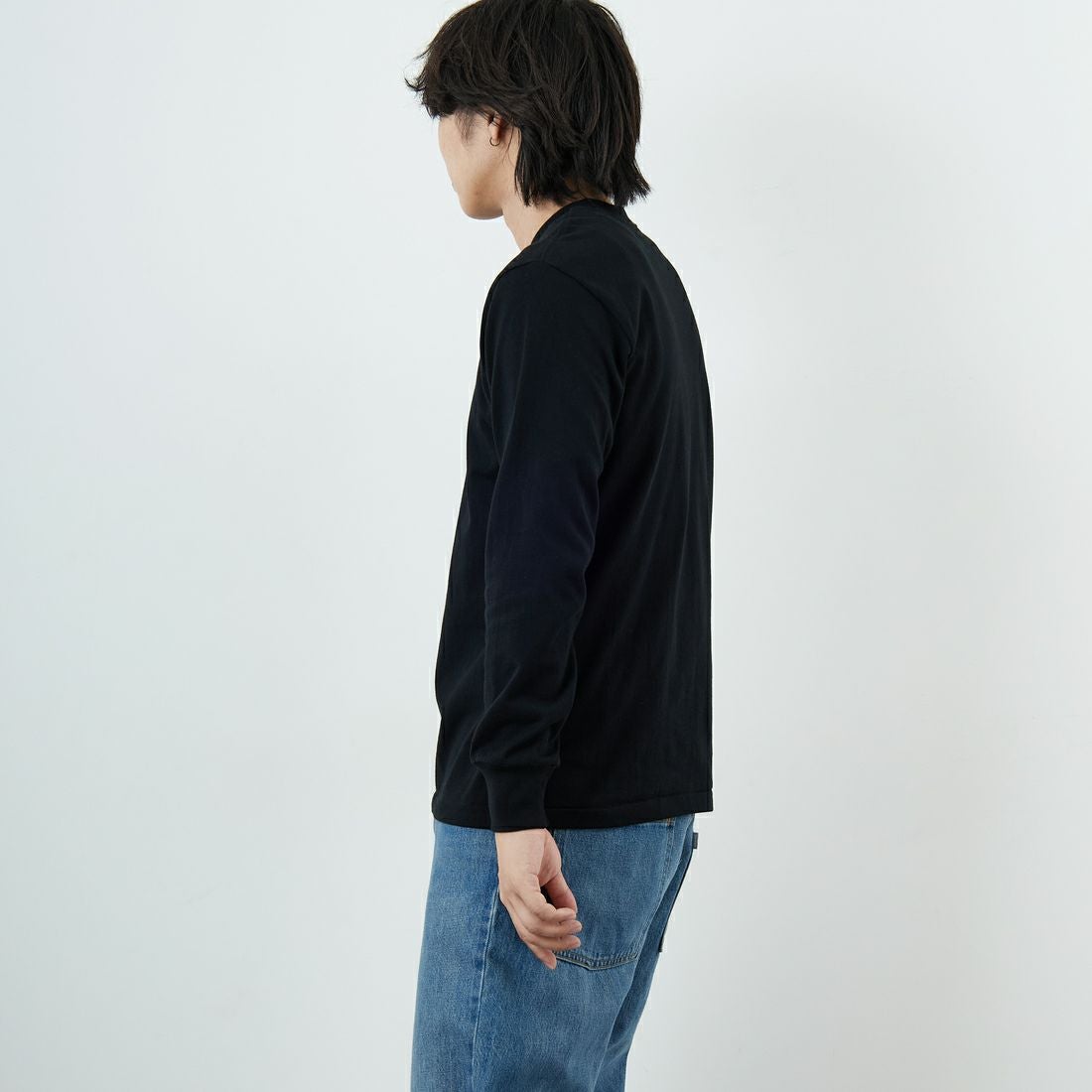 Hanes [ヘインズ] KURO クルーネックロングスリーブTシャツ [HM4-C201] 090 ﾌﾞﾗｯｸ &&モデル身長：179cm 着用サイズ：M&&