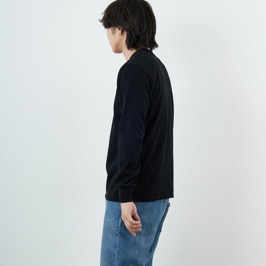 Hanes [ヘインズ] KURO クルーネックロングスリーブTシャツ [HM4-C201] 090 ﾌﾞﾗｯｸ &&モデル身長：179cm 着用サイズ：M&&