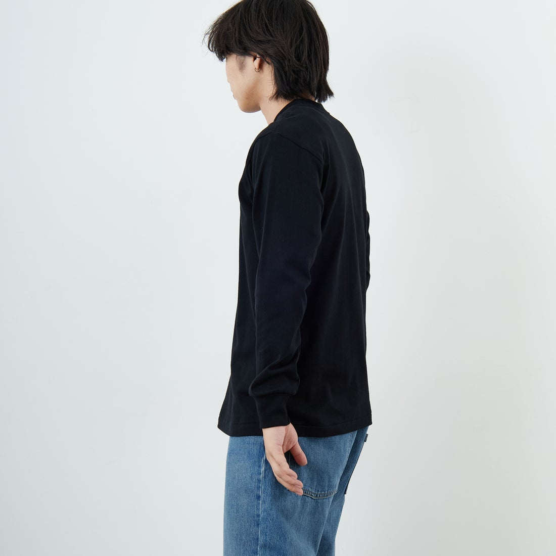 Hanes [ヘインズ] KURO クルーネックロングスリーブTシャツ [HM4-C201] 090 ﾌﾞﾗｯｸ &&モデル身長：179cm 着用サイズ：L&&